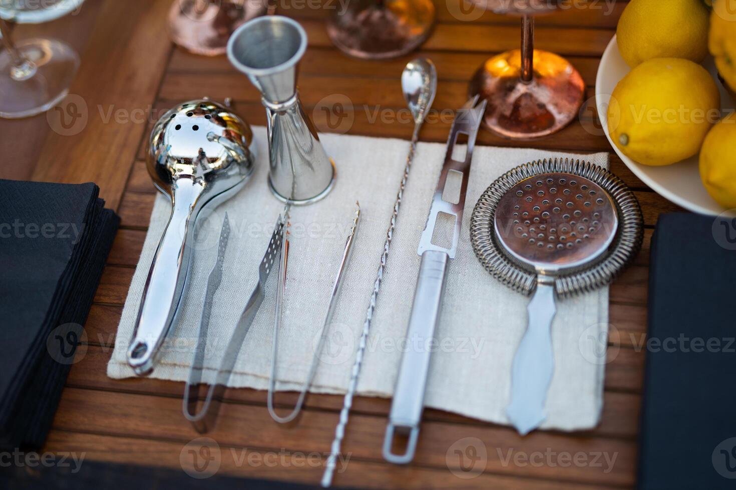 professionnel accessoires sur le table pour fabrication un alcoolique cocktail par une barman photo