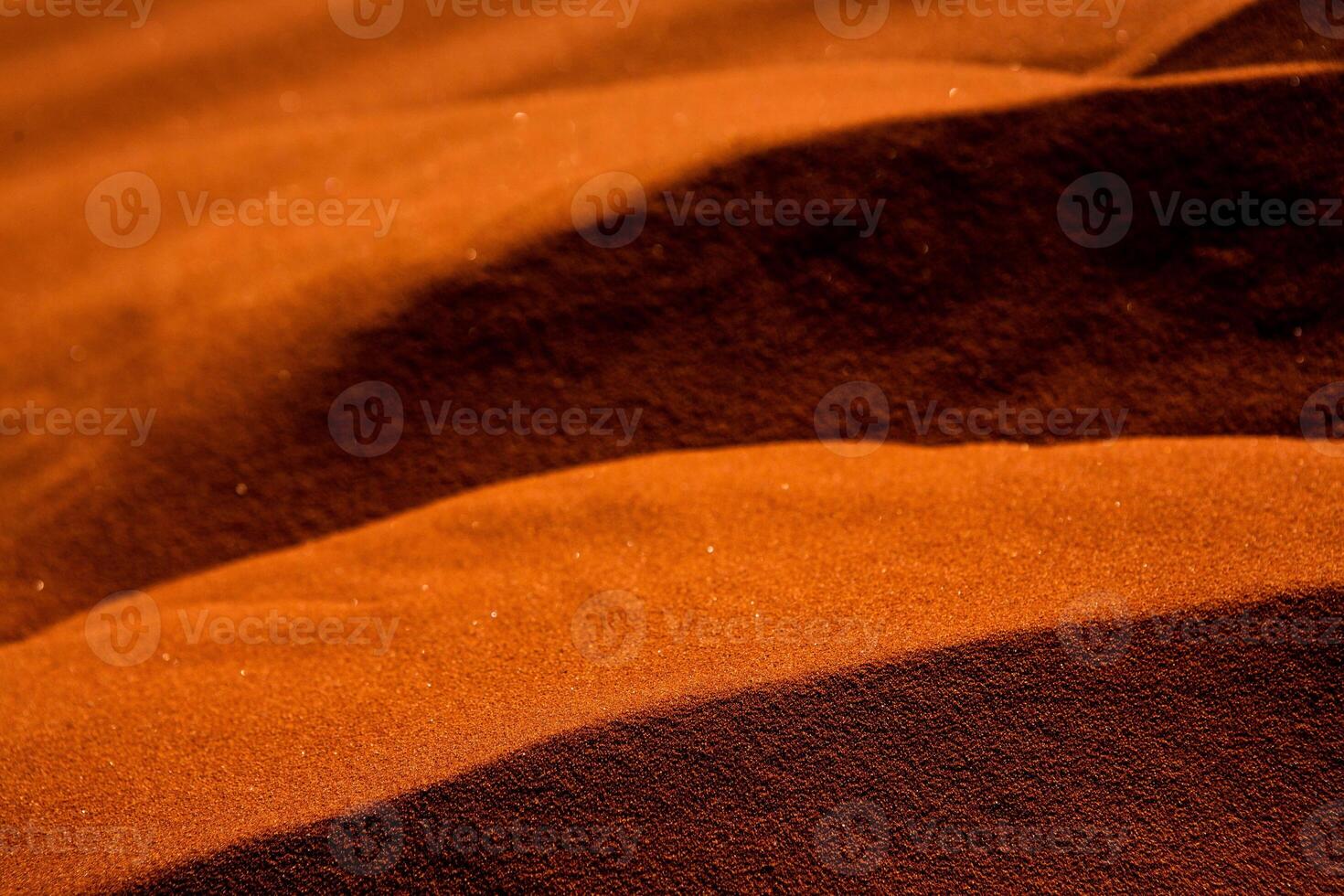 oued Rhum désert dans Jordan. sur le le coucher du soleil. panorama de magnifique le sable modèle sur le dune. désert paysage dans Jordan. photo