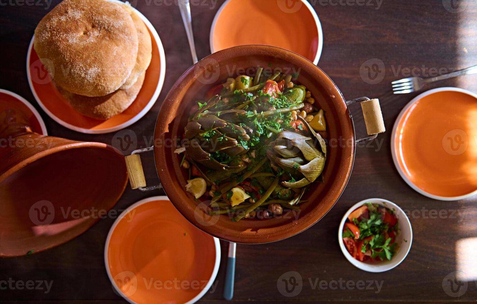 directement au dessus photo pour nourriture Blog de une délicieux délicieux repas avec à la vapeur artichauts dans marocain tajine argile pot.