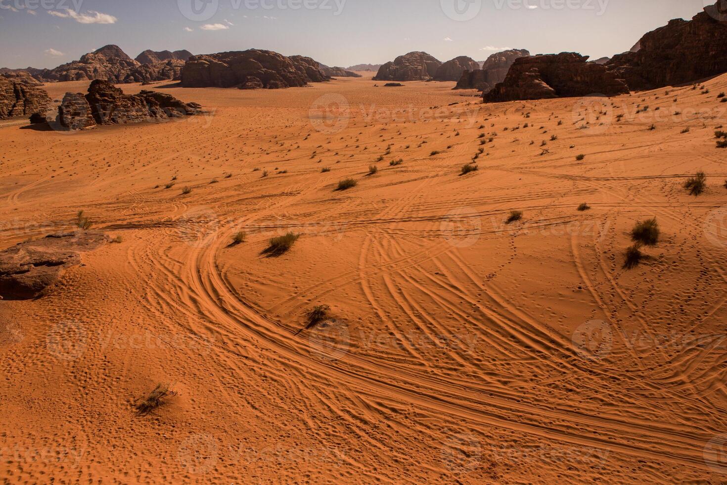 oued Rhum désert dans Jordan. sur le le coucher du soleil. panorama de magnifique le sable modèle sur le dune. désert paysage dans Jordan. photo