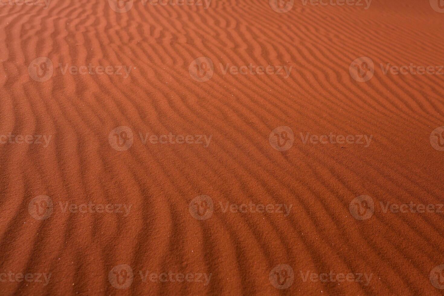 oued Rhum désert dans Jordan. sur le le coucher du soleil. panorama de magnifique le sable modèle sur le dune. désert paysage dans Jordan. photo