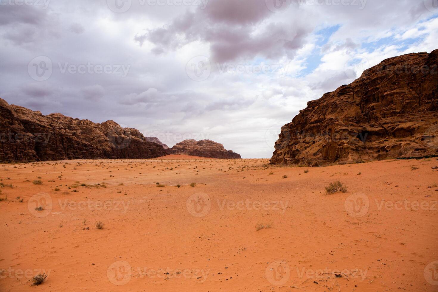 oued Rhum désert dans Jordan. sur le le coucher du soleil. panorama de magnifique le sable modèle sur le dune. désert paysage dans Jordan. photo