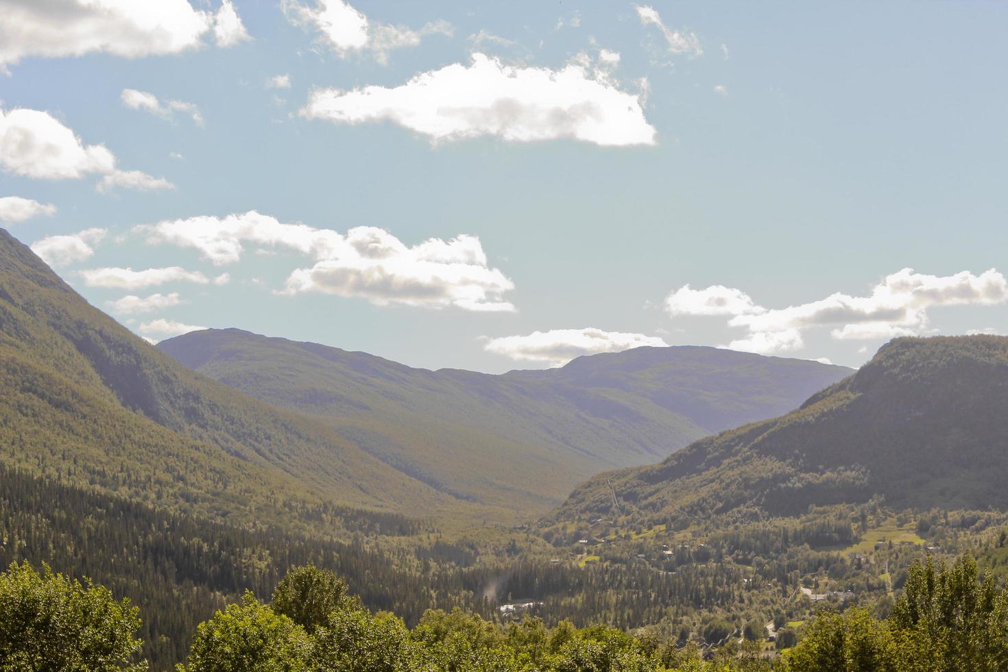 paysage avec montagnes et vallées dans le magnifique hemsedal, buskerud, norvège. photo