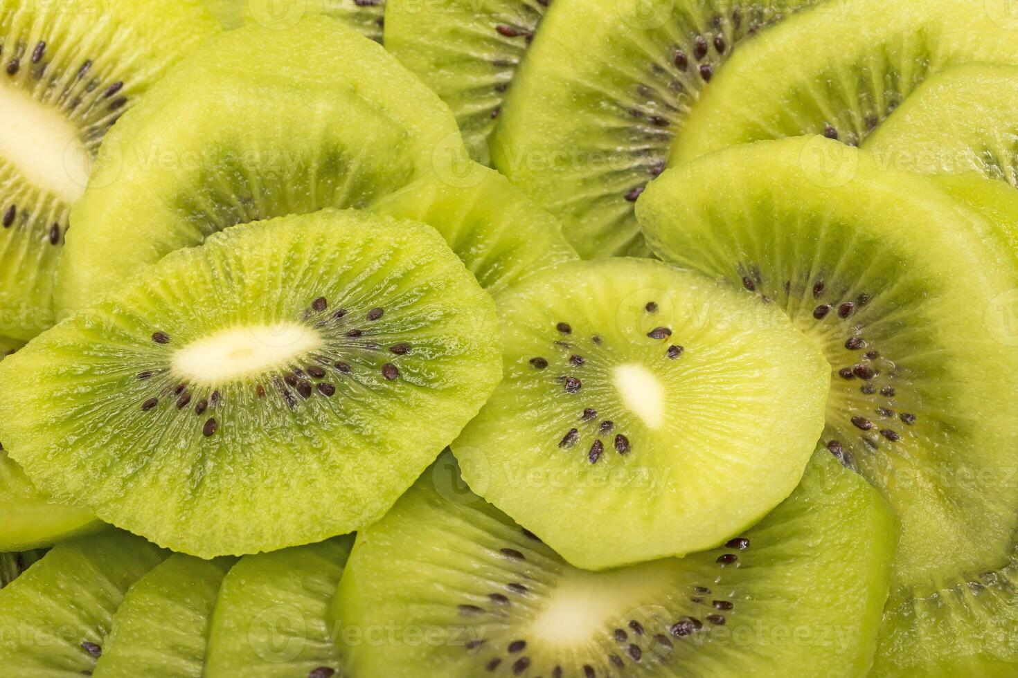 assortiment de exotique des fruits dans boîte isolé sur blanc photo