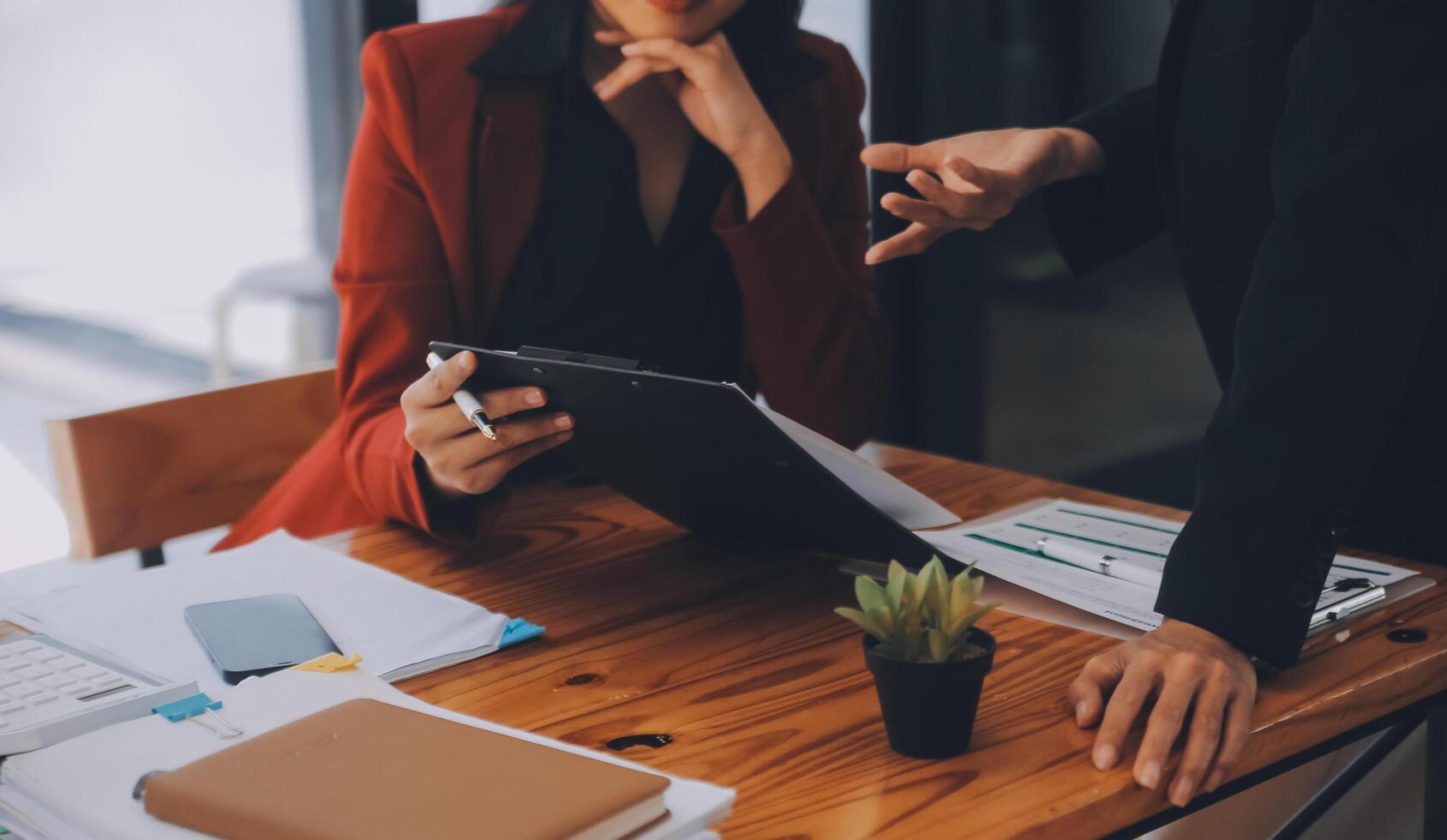 conférences d'entrepreneurs et de gens d'affaires dans une salle de réunion moderne, des collègues multiraciaux heureux s'amusent à coopérer en travaillant ensemble lors d'une réunion de bureau, concept de travail d'équipe asiatique photo