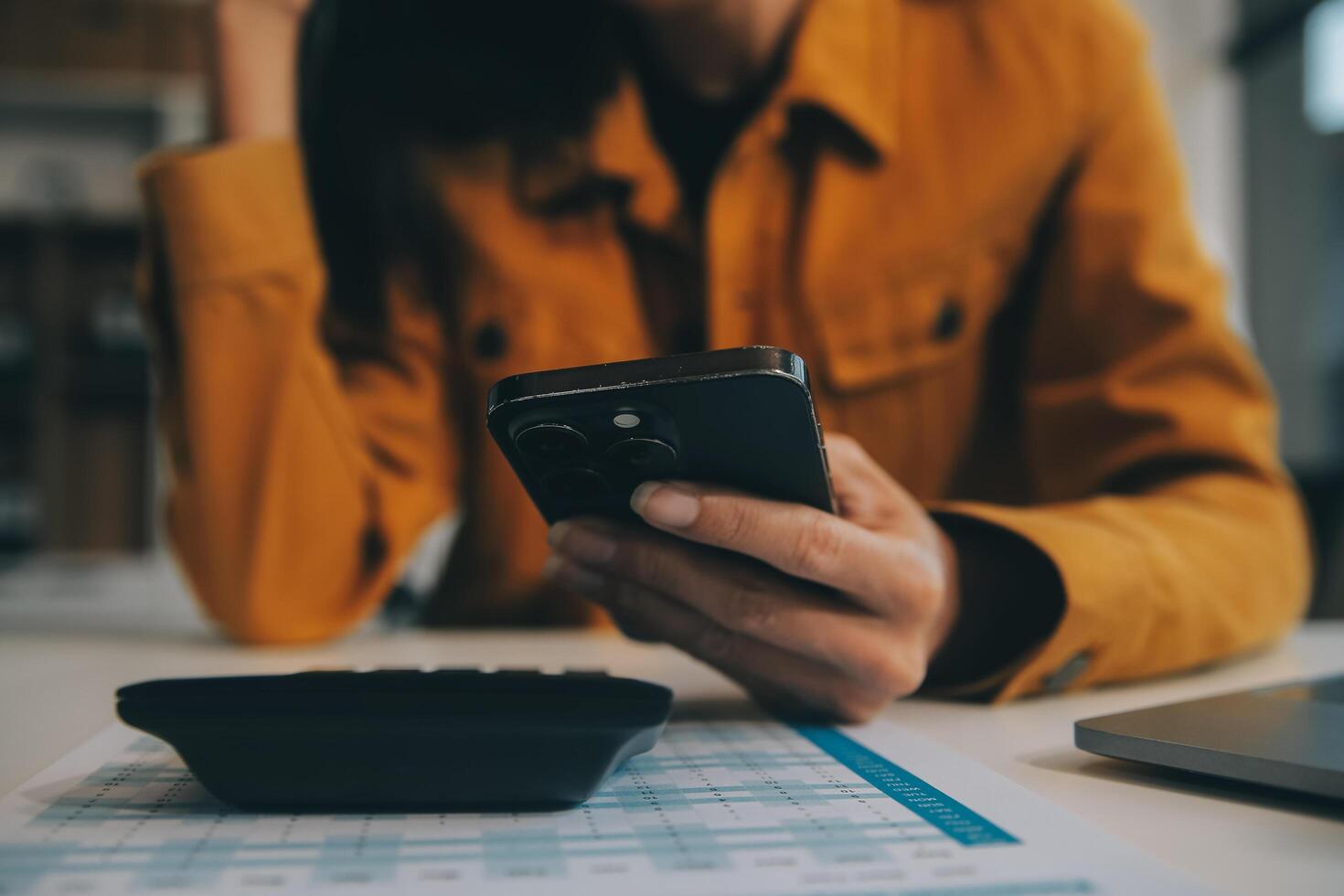 femme d'affaires asiatique en costume formel au bureau heureuse et joyeuse lors de l'utilisation d'un smartphone et du travail photo