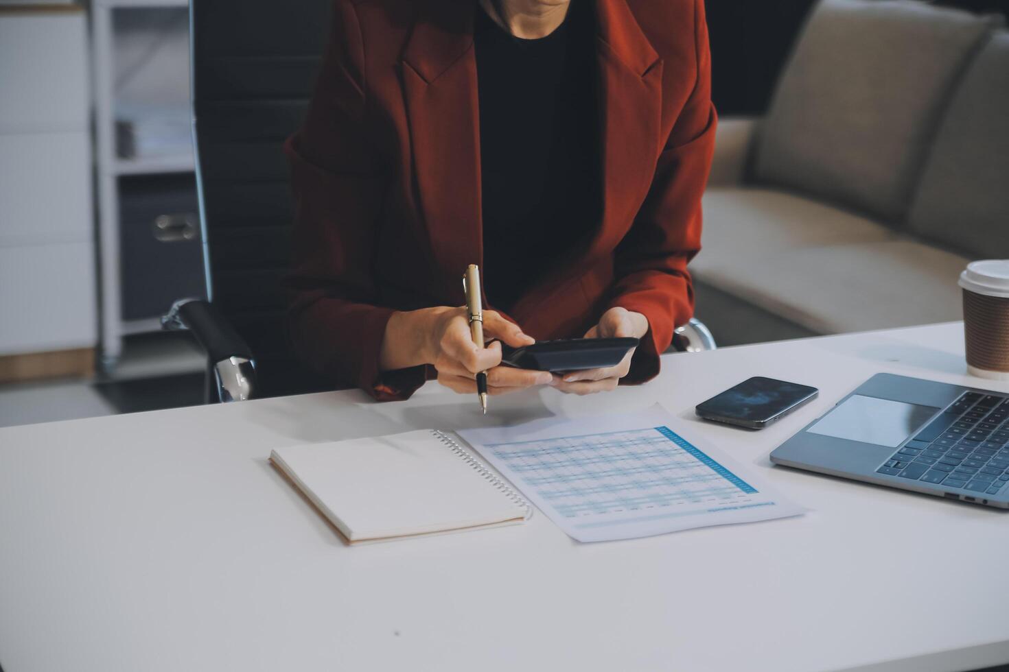 femme d'affaires asiatique en costume formel au bureau heureuse et joyeuse lors de l'utilisation d'un smartphone et du travail photo