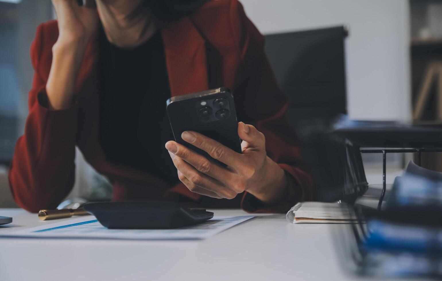 les femmes asiatiques sont stressées en travaillant sur un ordinateur portable, une femme d'affaires asiatique fatiguée avec des maux de tête au bureau, se sentant malade au travail, copiez l'espace photo