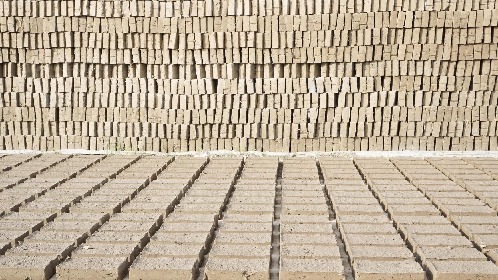 brut traditionnel indonésien briques étant séché dans le Soleil photo