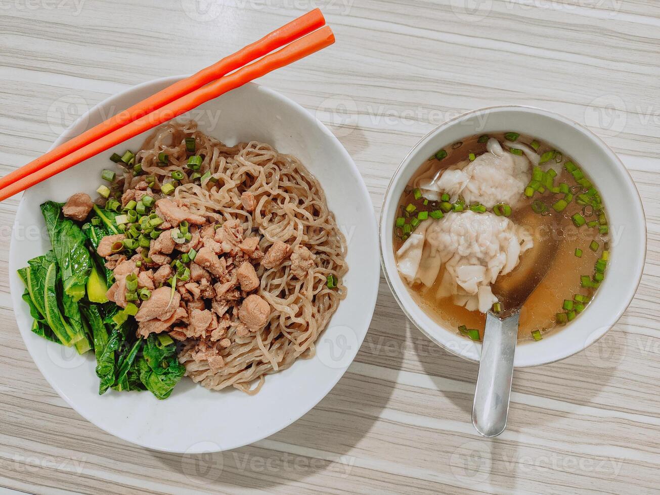 authentique asiatique cuisine - bol de nouille avec poulet soupe photo