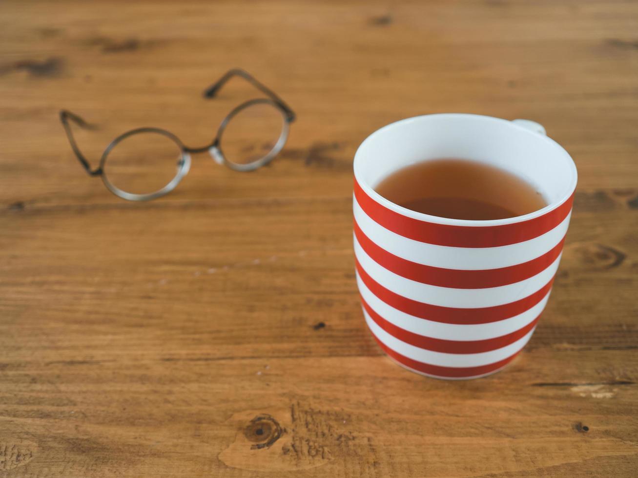 tasse de thé à rayures blanches rouges. photo