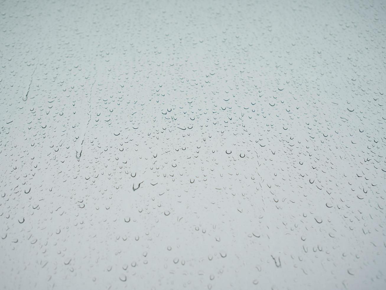 gouttes de pluie sur les vitres des fenêtres. photo