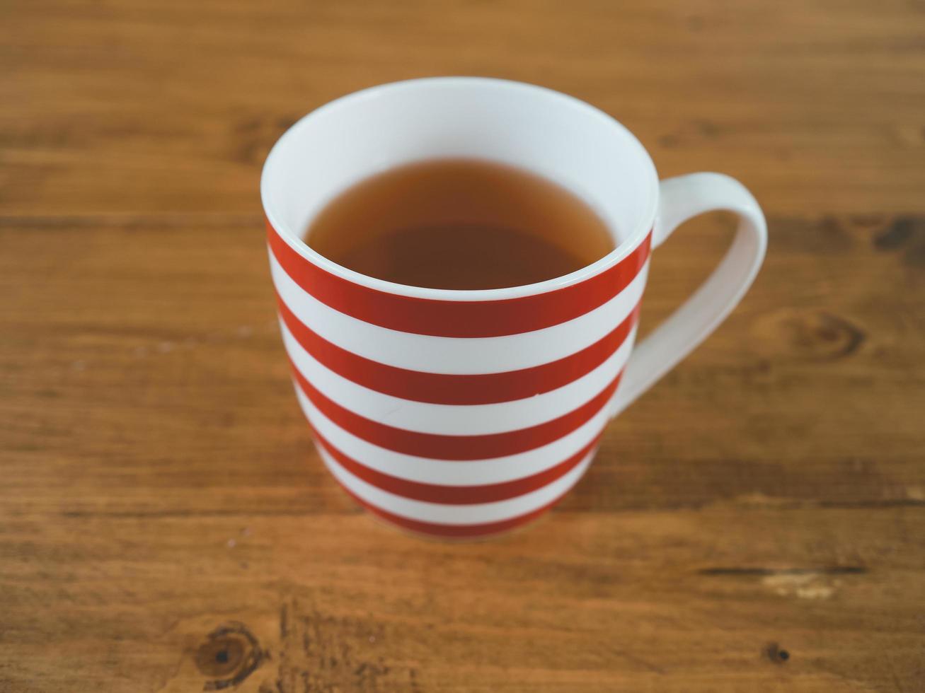 tasse de thé à rayures blanches rouges. photo