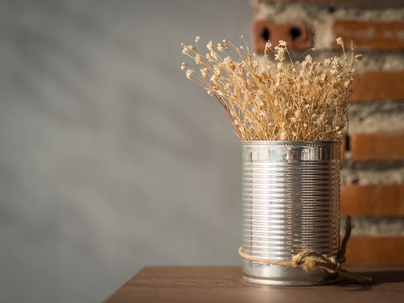 Herbe séchée fleurie dans un pot en aluminium pour la décoration. photo