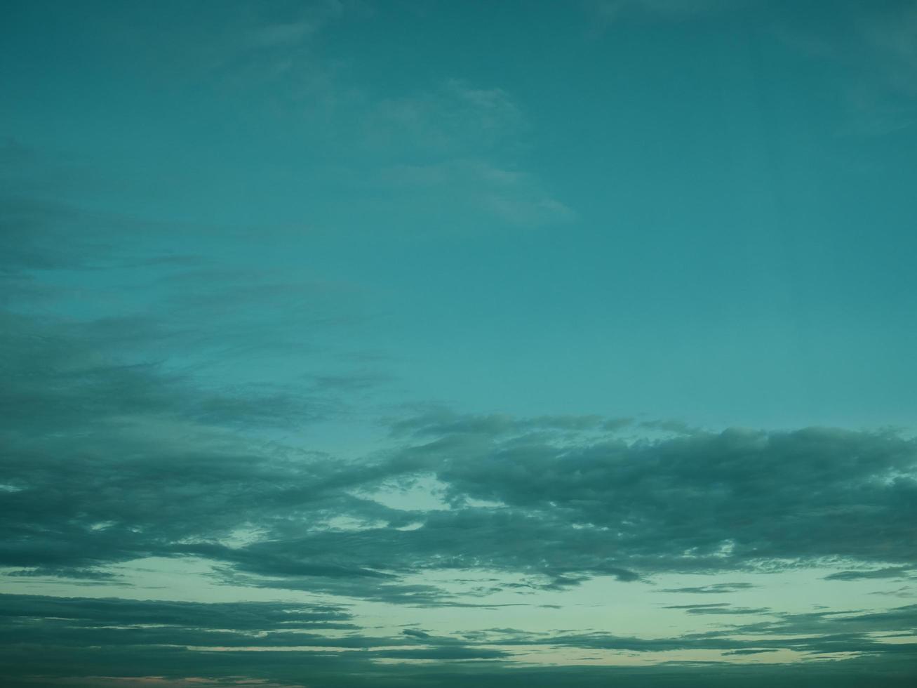 ciel nuageux au coucher du soleil à faible luminosité. photo