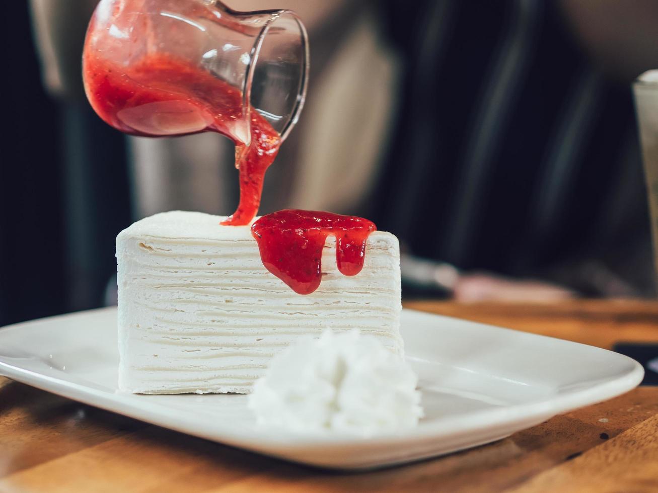 gâteau de crêpes avec sauce aux fraises. photo