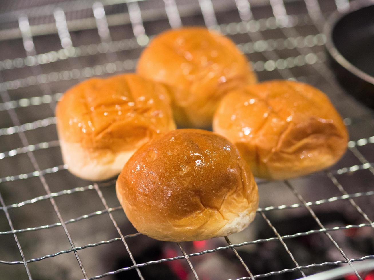 griller des petits pains pour les réchauffer. photo