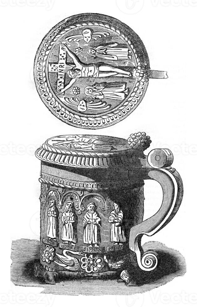 tasse a trouvé dans le ruines de Glastonbury une abbaye, ancien gravure. photo