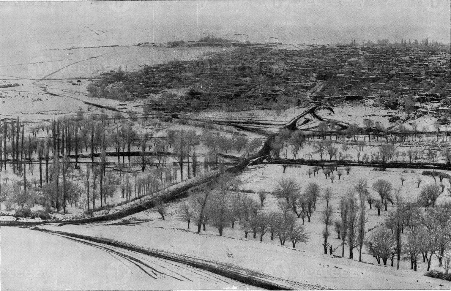 crevasse occasions par un tremblement de terre près le ville de schéma dans Asie dans 1902, ancien gravure. photo