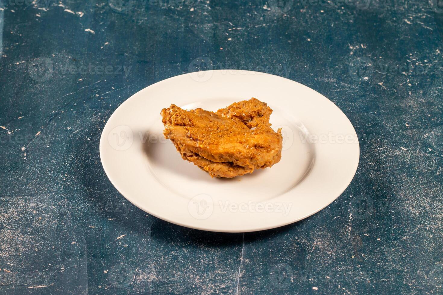 croustillant frit poulet pièce dans une assiette isolé sur marbre Contexte Haut vue vite nourriture photo