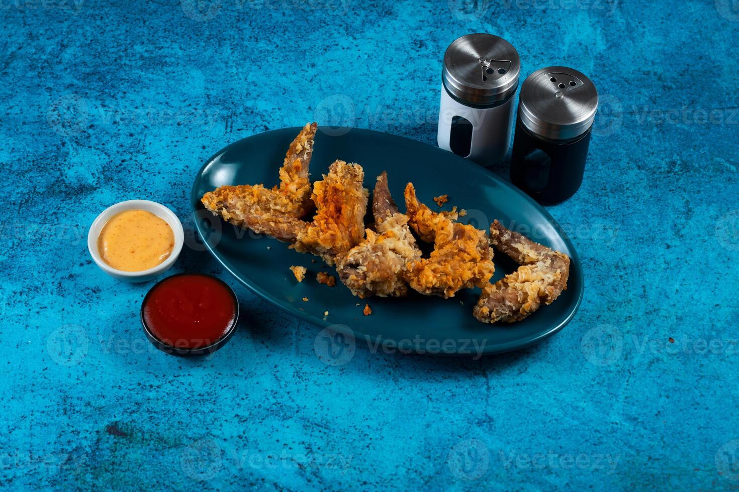 croustillant poulet ailes avec tomate sauce et mayo tremper isolé sur Coupe planche côté vue de Fast food photo