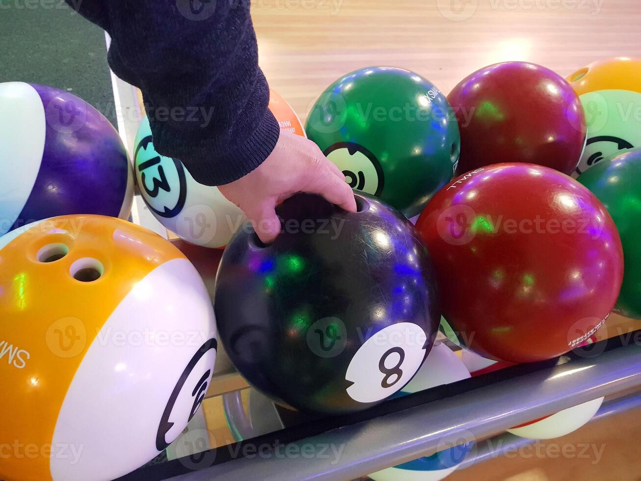 une la personne en jouant bowling, contagieux une Balle photo