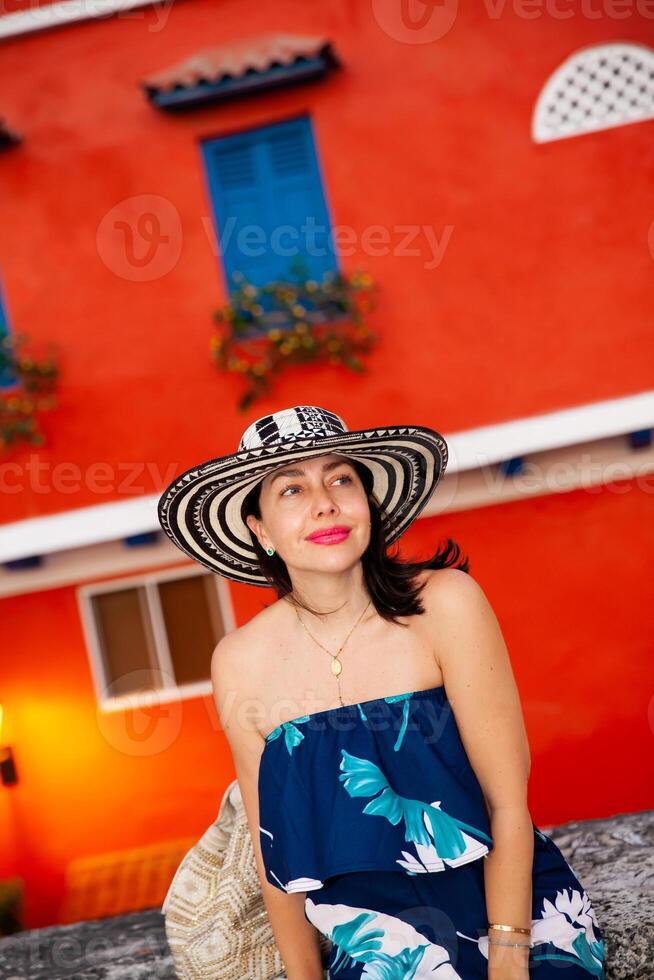 magnifique femme portant le traditionnel colombien chapeau appelé sombrero vueltiao à le historique des rues de le Carthagène de Indes fortifiée ville photo