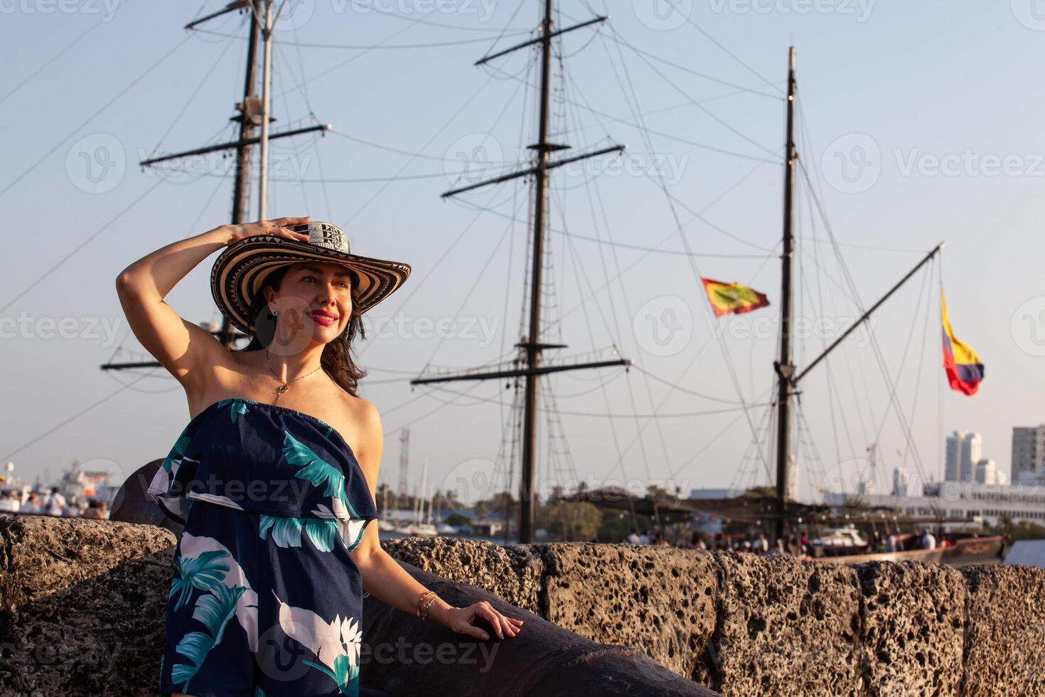 magnifique femme portant le traditionnel colombien chapeau appelé sombrero vueltiao à san ignacio rempart dans le historique Carthagène de Indes fortifiée ville photo