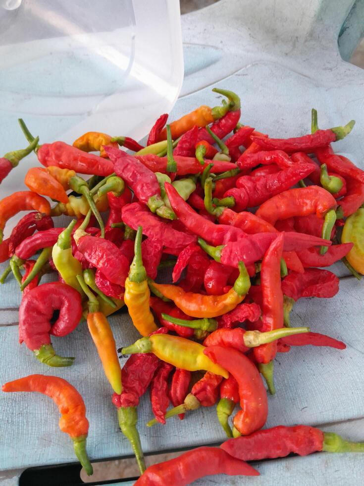 photo de fraîchement choisi chaud rouge piments sur une blanc Contexte