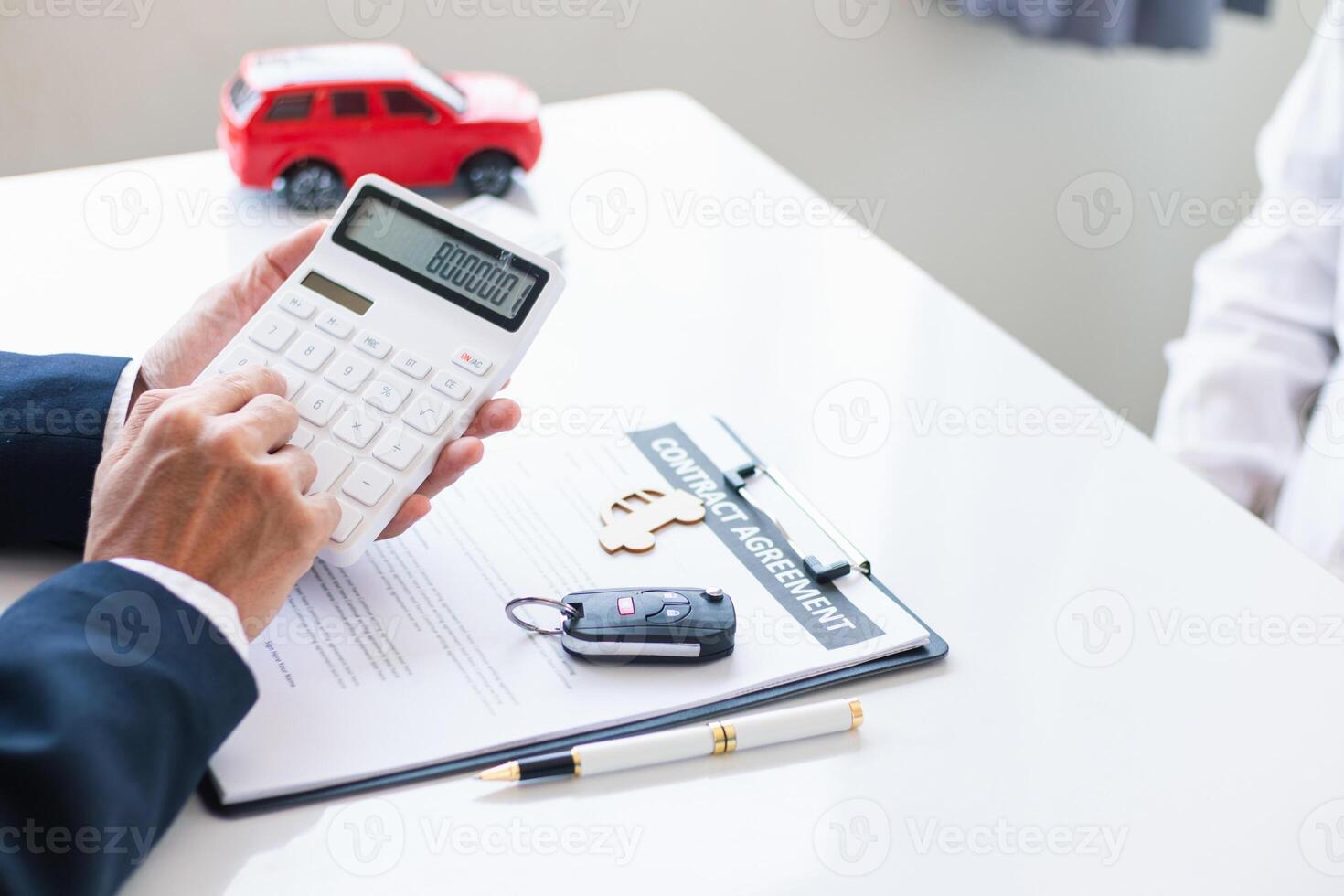 voiture concessionnaires sont offre promotions à les clients et calculateur le Coût de location une Nouveau ev auto. acheteurs avoir D'accord à location-achat ev voitures de concessionnaires car elles ou ils sont rentable. photo