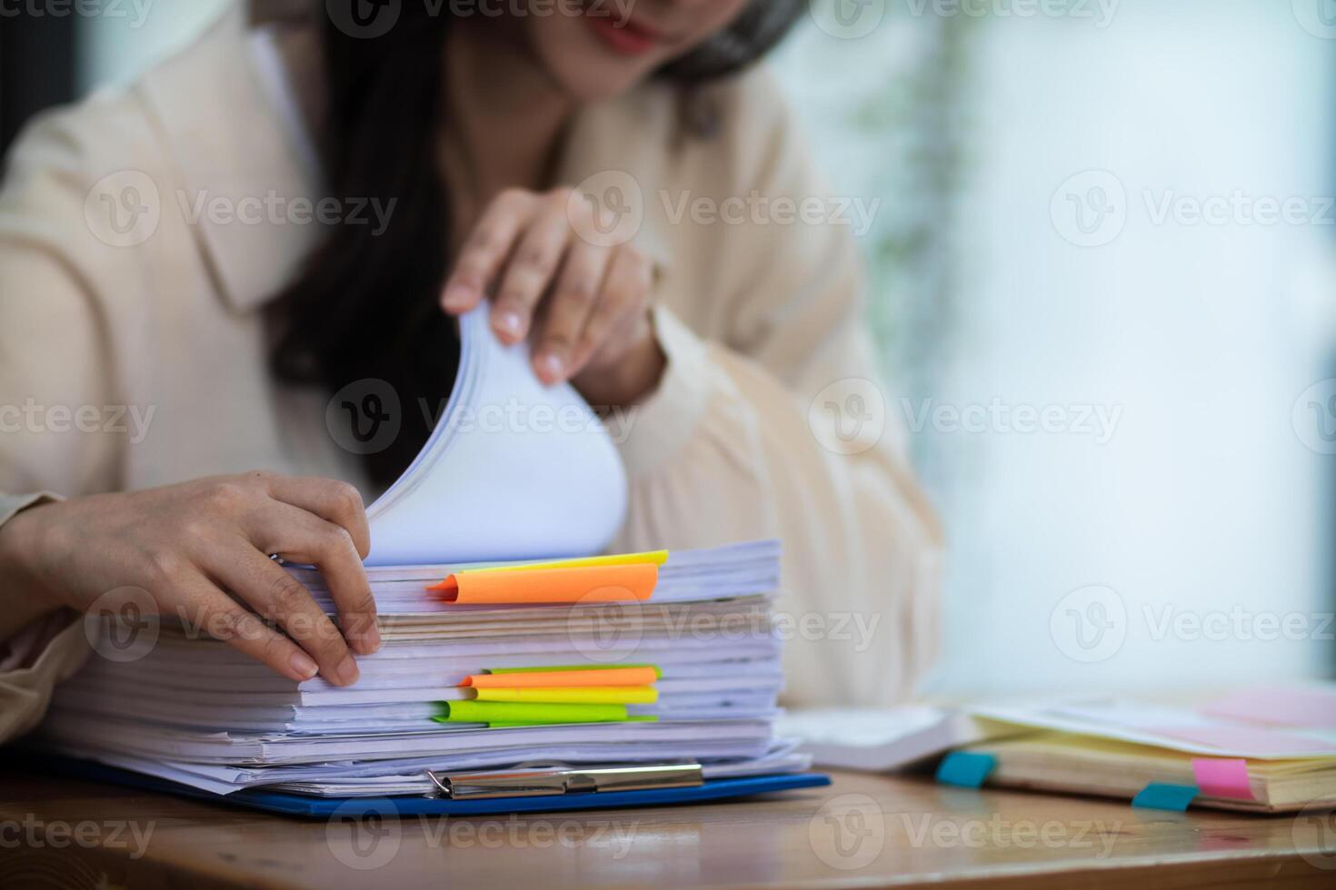 secrétaire est recherche par pile de important les documents sur Bureau table livrer leur à directeur pour présentation dans temps à réunion. concept de difficulté découverte information de piles de document photo