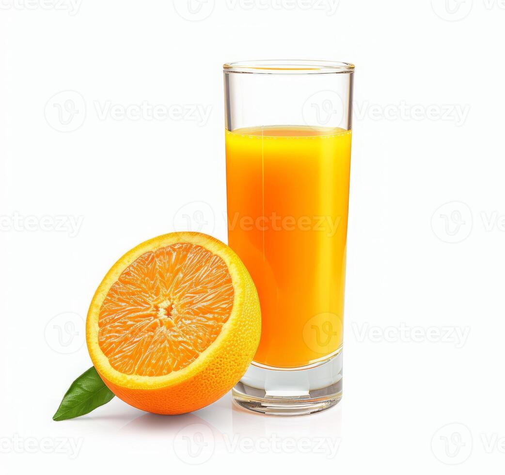 ai généré une verre de 100 Orange jus, débordant avec succulent sacs et vibrant Orange tranches, prend centre étape dans isolement contre une nettoyer blanc Contexte photo