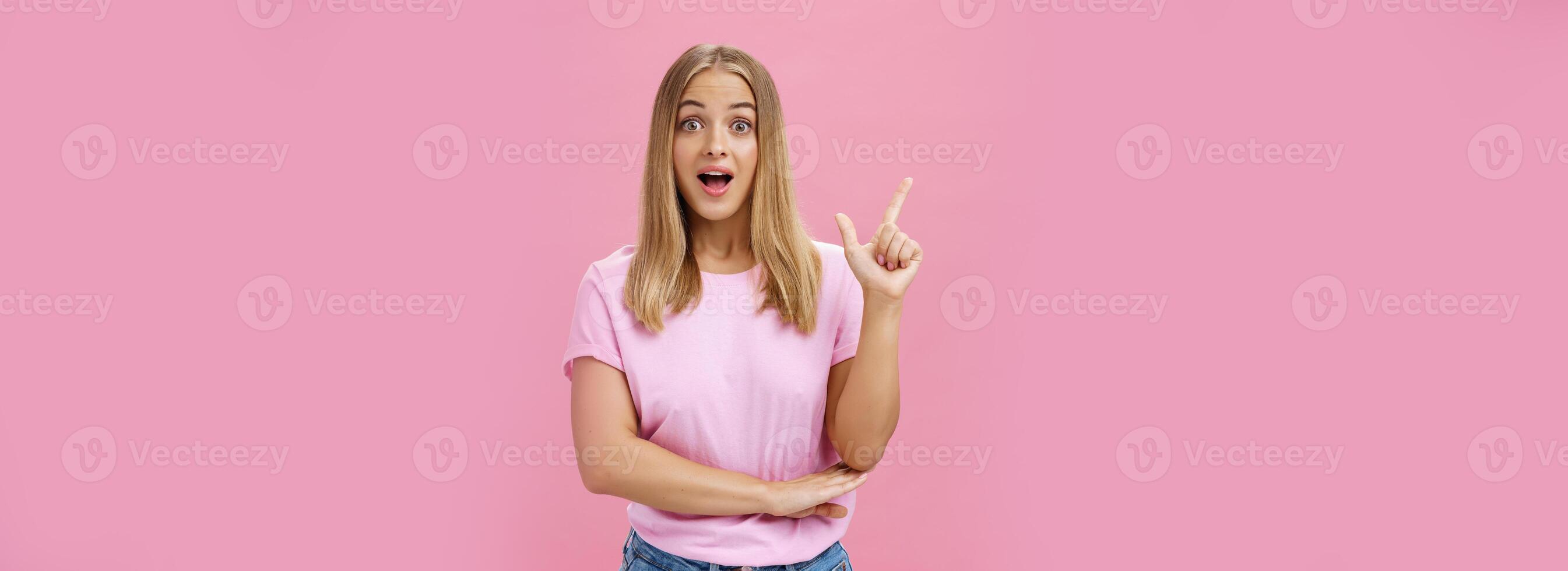 je eu excellent suggestion. charismatique et enthousiaste attrayant femelle avec bronzé peau et juste cheveux en portant indice doigt élevé dans eureka geste ouvert bouche, regarder excité tandis que en disant Conseil photo