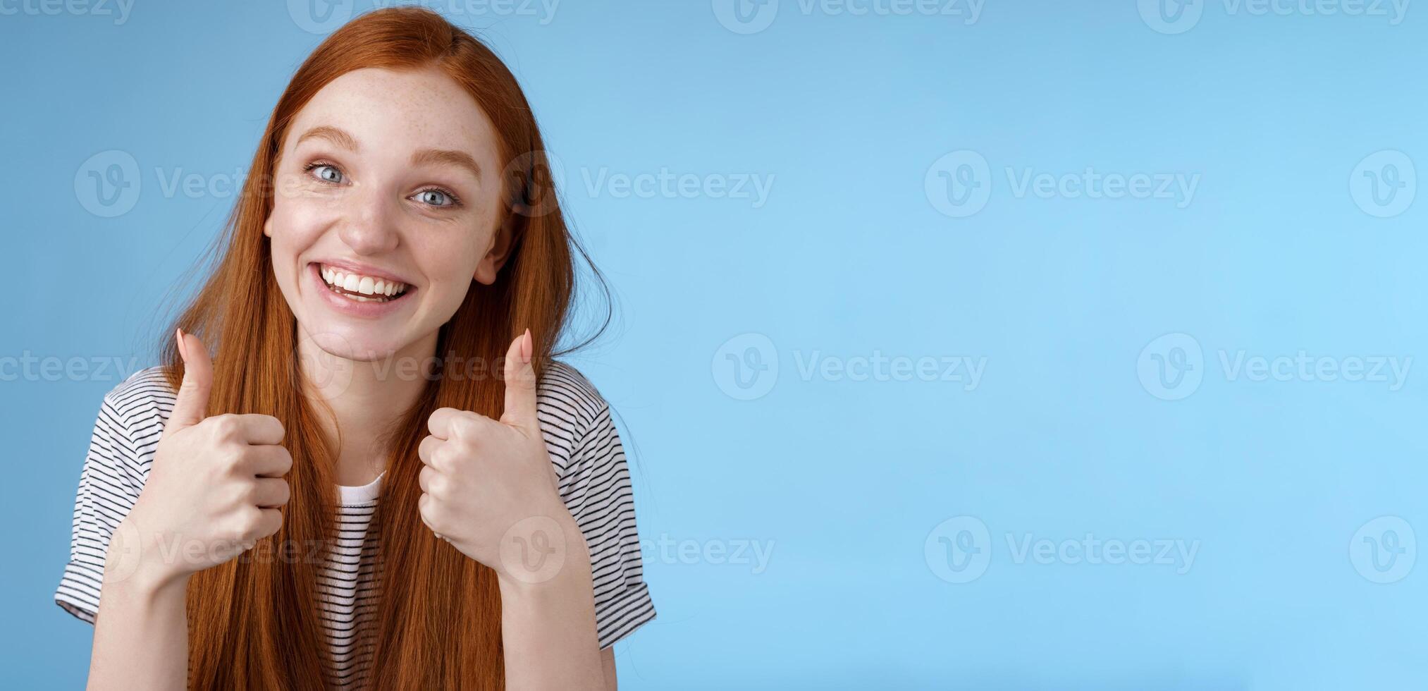 agréable idée garder en haut. favorable soumissionner mignonne européen gingembre fille bleu yeux applaudissement ami renforcer ambiance spectacle les pouces en haut souriant approbation comme bien choix, se mettre d'accord intéressant suggestion, satisfait photo