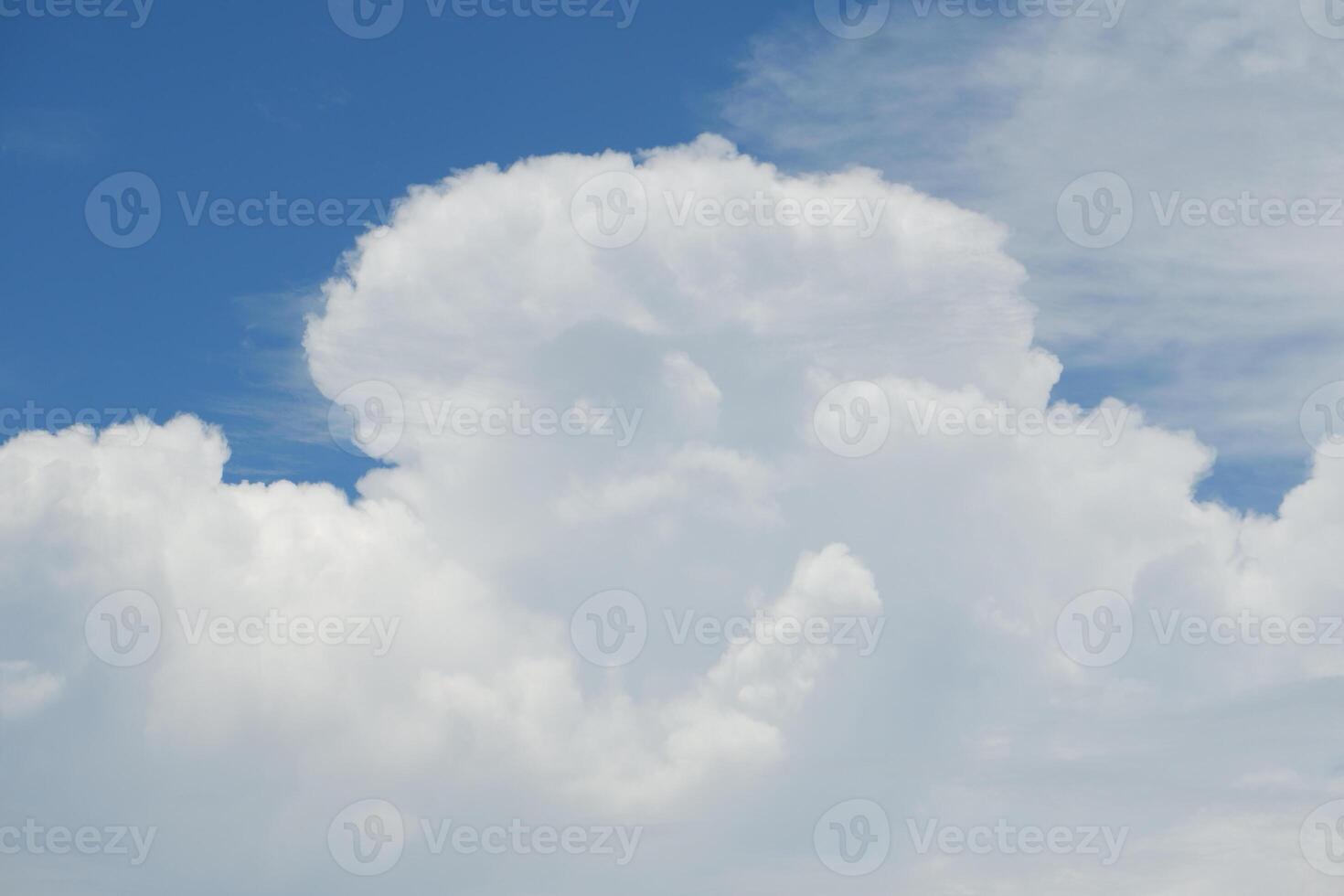 fond de ciel bleu avec de minuscules nuages photo