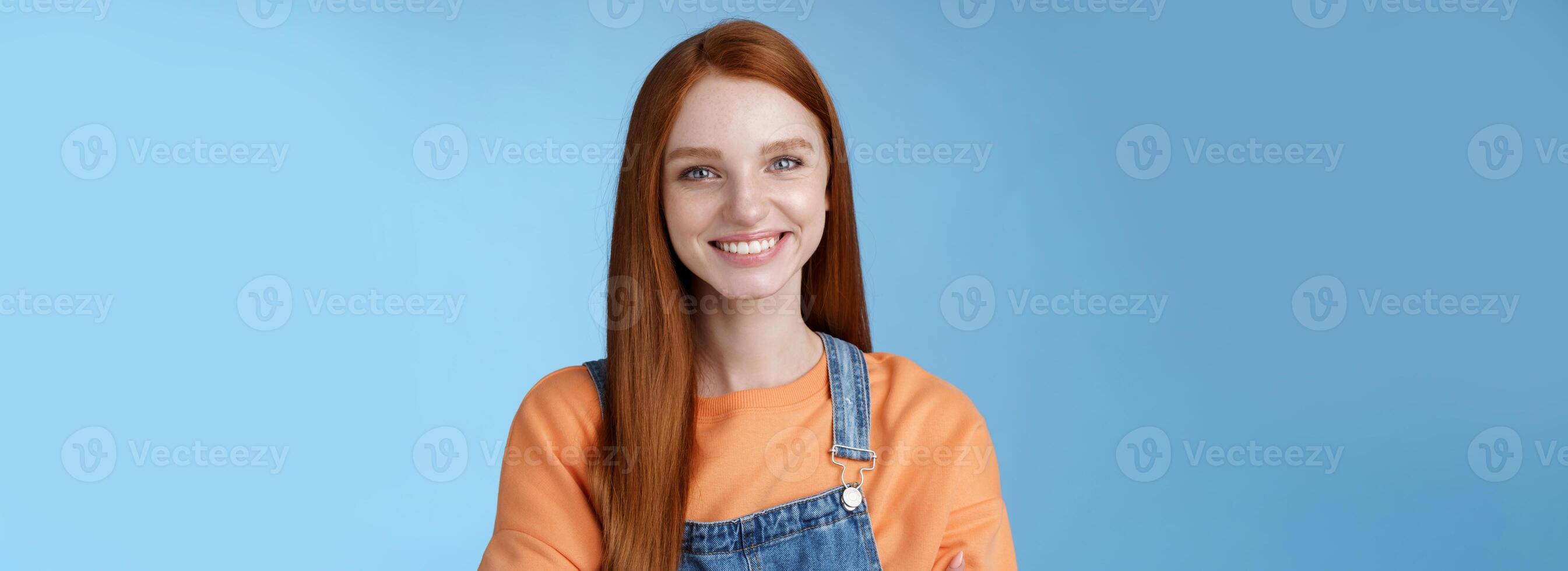 Jeune élégant sur de soi souriant femelle roux pigiste assuré emploi terminé génial sourire satisfait tenir mains franchi poitrine sûr de lui permanent bleu Contexte bien ambiance optimiste attitude photo