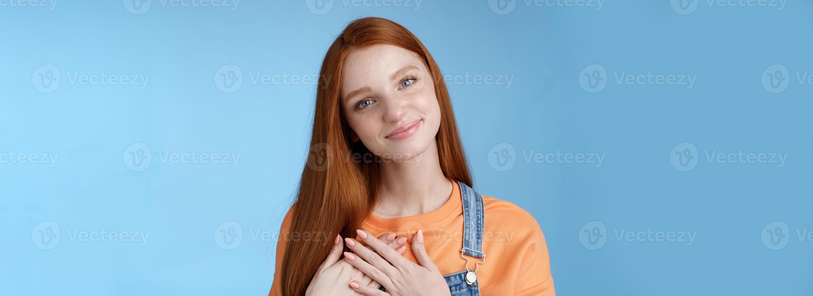 touché romantique soumissionner mignonne roux féminin fille bleu yeux basculant tête fusion réconfortant geste recevoir volontier agréable prest toucher cœur souriant reconnaissant, ressentir romance aimer, bleu Contexte photo