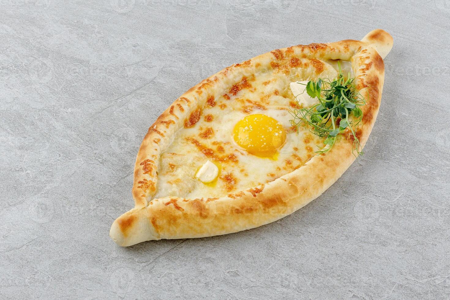 khachapuri dans adjarian style sur une pierre Contexte studio nourriture photo 2