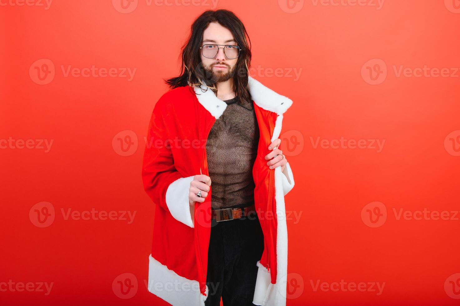 Nouveau années lgbt faire la fête. une gay homme dans une Père Noël costume. concept de égalité. photo