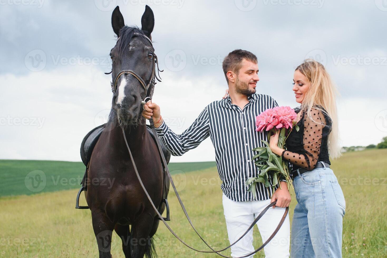 le charmant couple dans l'amour embrassement près cheval photo