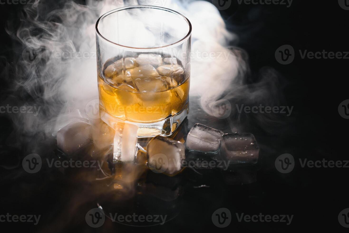 verre de scotch whisky et glace photo