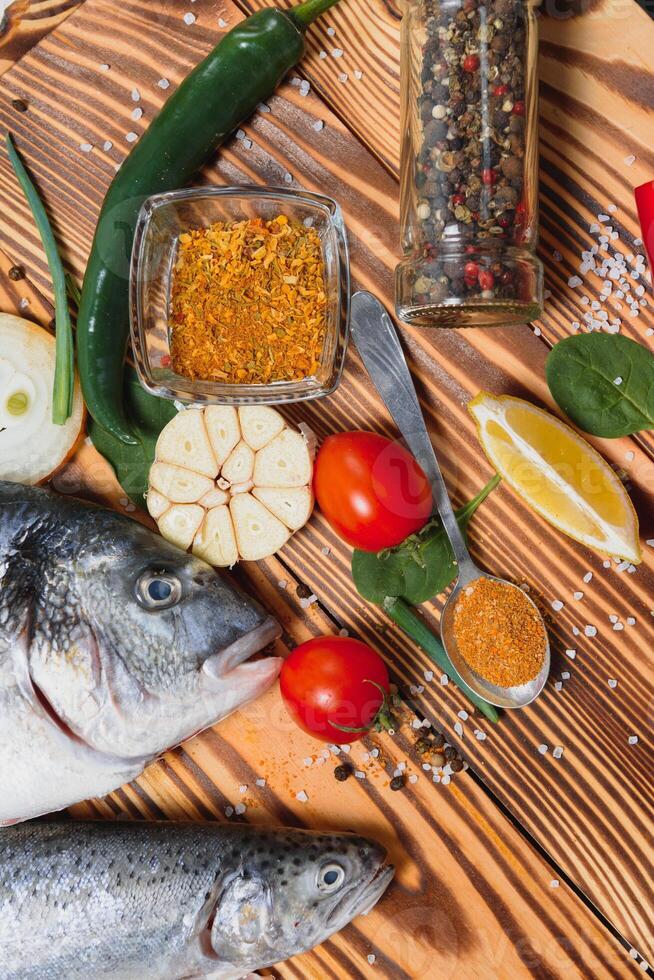 brut dorado et truite poisson avec épices cuisine sur Coupe planche. Frais poisson dorado photo