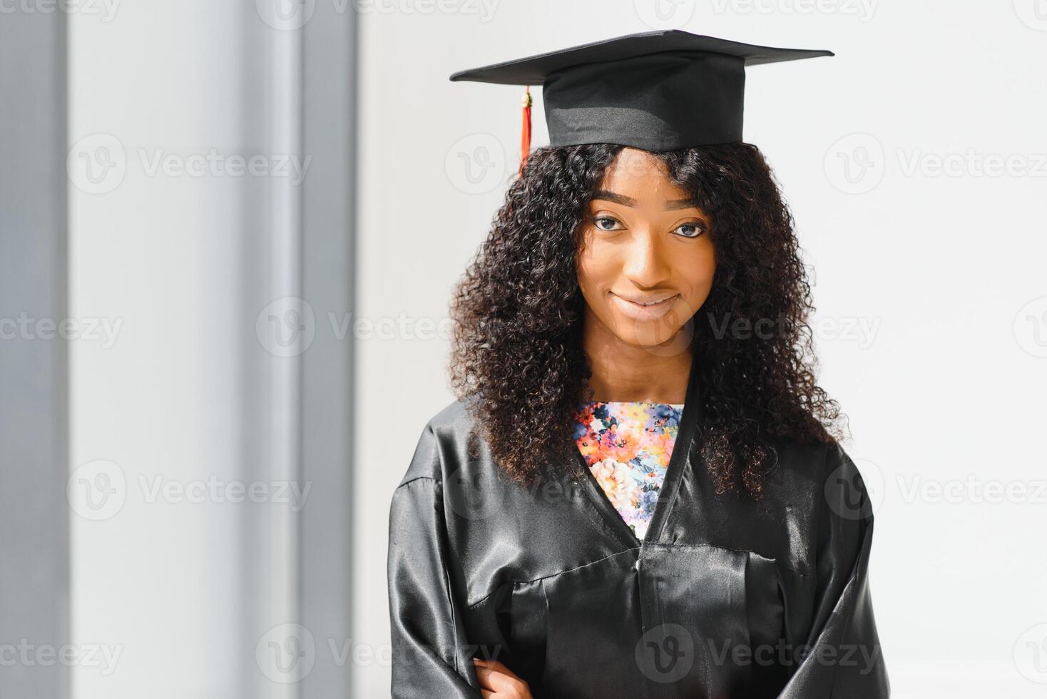 magnifique africain femelle étudiant avec l'obtention du diplôme certificat photo