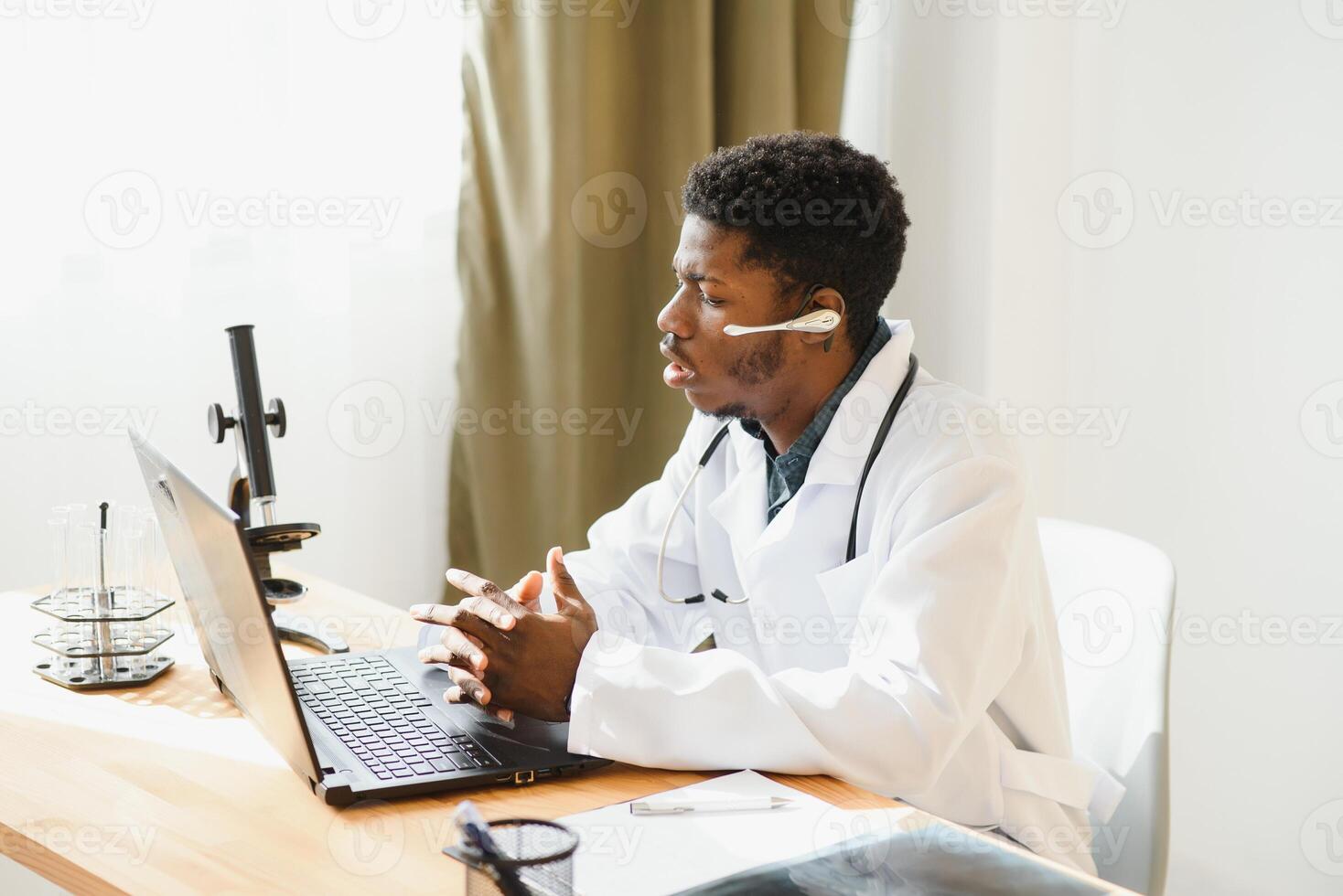 photo de famille doc foncé peau gars regarder carnet séminaire en ligne médical réforme cov viral nouvelles notant en changeant personnel planificateur porter blanc laboratoire manteau séance chaise table Bureau clinique à l'intérieur