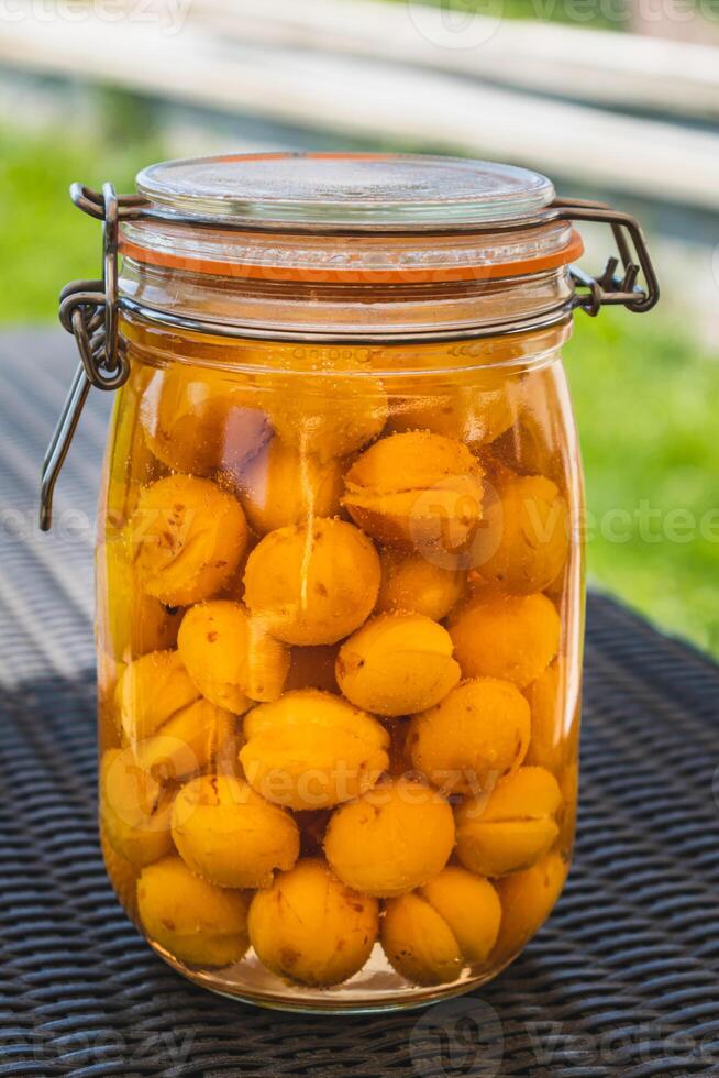 stérilisé mirabelle prunes, fait maison des fruits dans sirop pour le hiver, conserves nutriments photo