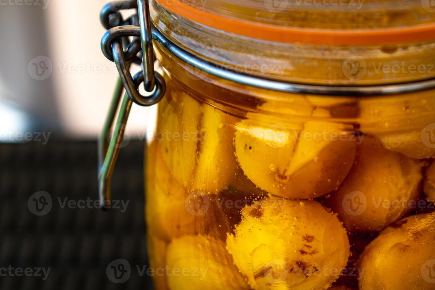 stérilisé mirabelle prunes, fait maison des fruits dans sirop pour le hiver, conserves nutriments photo