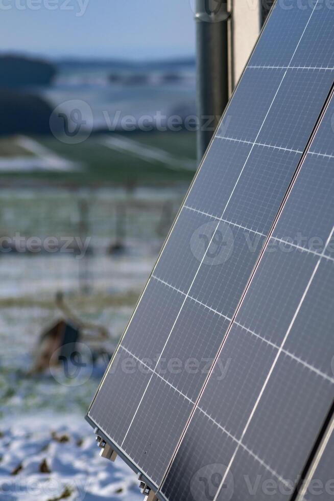 solaire panneaux avec neige sur sol sur une bien exposé mur de un individuel loger, fabrication des économies Suivant le énergie crise, éco-citoyen geste, vert énergie photo