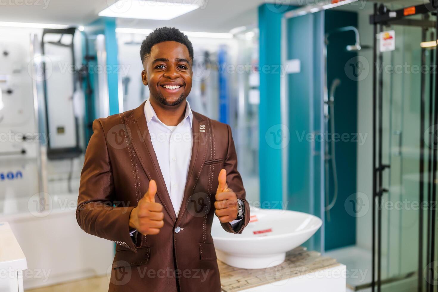 portrait de vendeur dans salle de bains magasin. content homme travaux dans une baignoire magasin. Ventes profession. photo