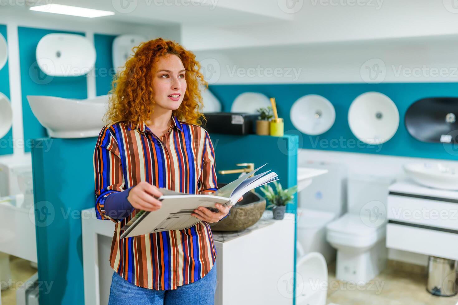 portrait de acheteur dans salle de bains magasin. roux femme est choisir équipement pour sa appartement. photo