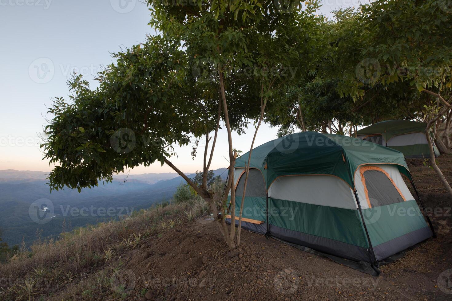 camping tente en dessous de clair ciel photo